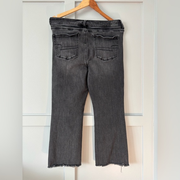 💜 American Eagle Women's Cropped Gray Artist Distressed Jeans - Picture 4 of 7
